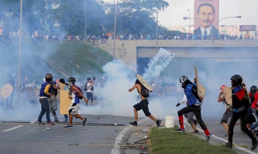 Εικόνα χάους στη Βενεζουέλα: Μαζικές διαδηλώσεις κατά της κυβέρνησης Μαδούρο