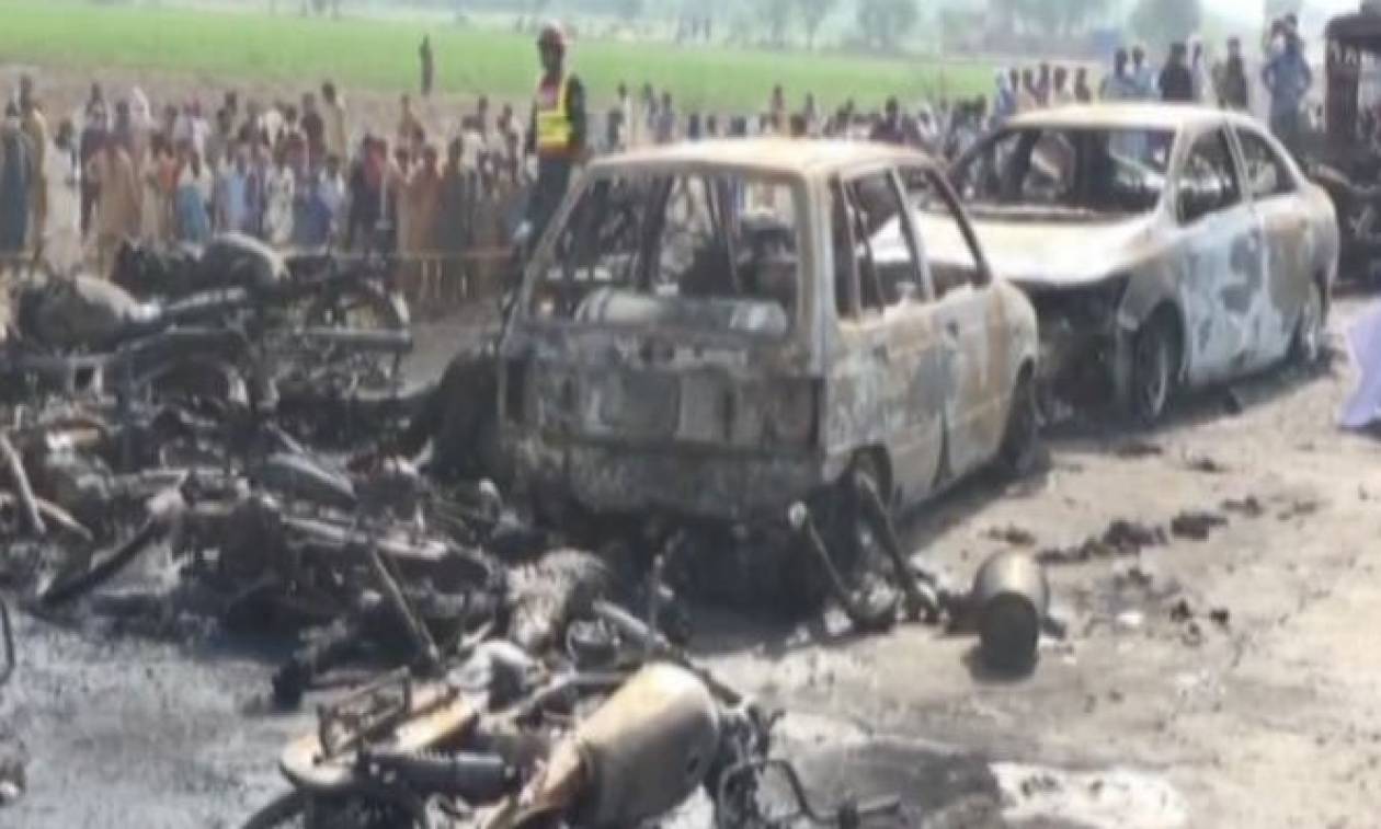 Τραγωδία στο Πακιστάν: Δεκάδες άνθρωποι απανθρακώθηκαν σε πυρκαγιά από ανατροπή βυτιοφόρου (Vids)