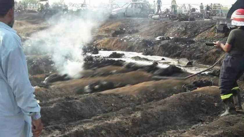 Απίστευτη τραγωδία στο Πακιστάν: Δεκάδες οδηγοί απανθρακώθηκαν σε πυρκαγιά από ανατροπή βυτιοφόρου 