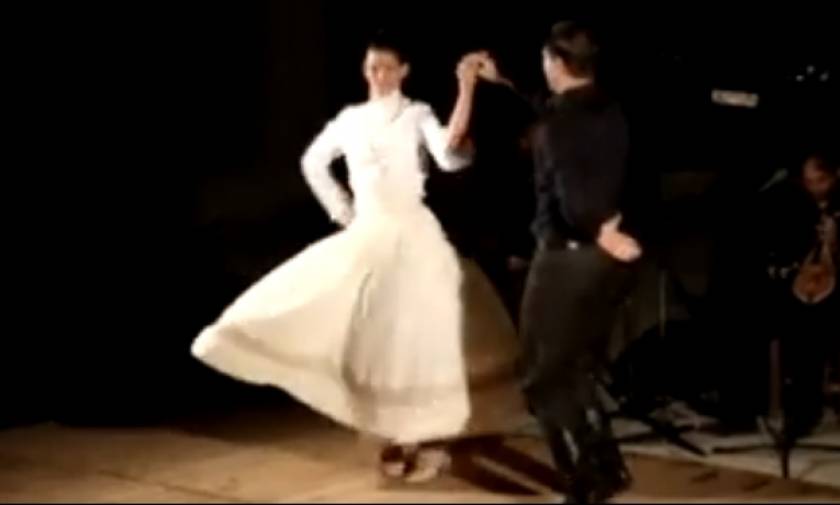 Απολαύστε το ζευγάρι που χόρεψε την πιο «ερωτική» Κρητική σούστα (vid)