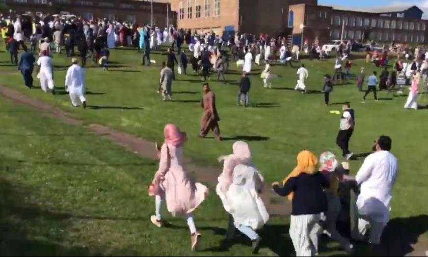 Συναγερμός στη Αγγλία: Αυτοκίνητο εμβόλισε μουσουλμάνους στο Νιούκαστλ (Pics+Vids)
