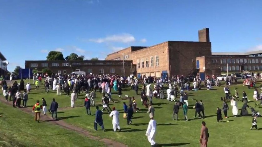 Συναγερμός στη Αγγλία: Αυτοκίνητο έπεσε πάνω σε μουσουλμάνους στο Νιούκαστλ κατά τη διάρκεια γιορτής