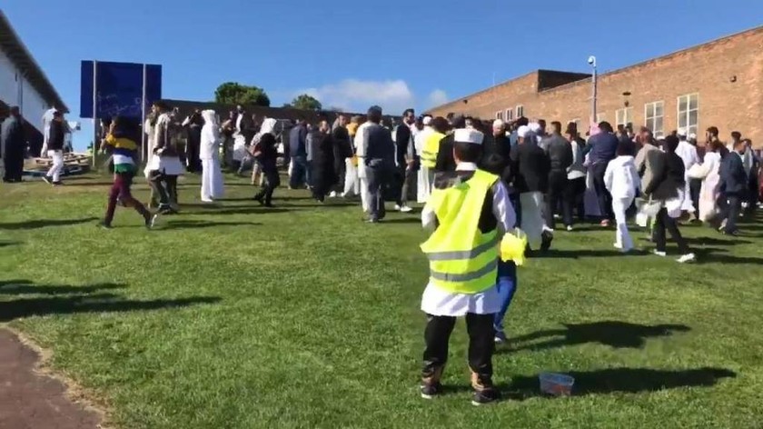 Συναγερμός στη Αγγλία: Αυτοκίνητο έπεσε πάνω σε μουσουλμάνους στο Νιούκαστλ κατά τη διάρκεια γιορτής