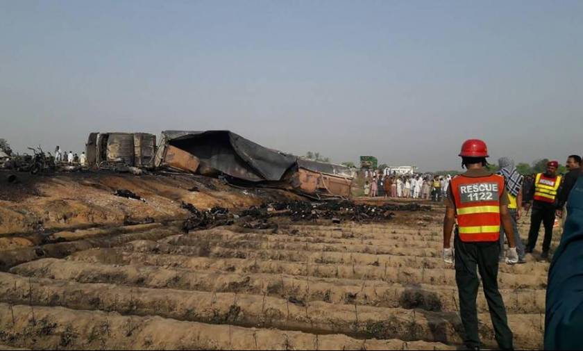 Αυξάνεται ραγδαία ο αριθμός των νεκρών από το φριχτό δυστύχημα με βυτιοφόρο στο Πακιστάν