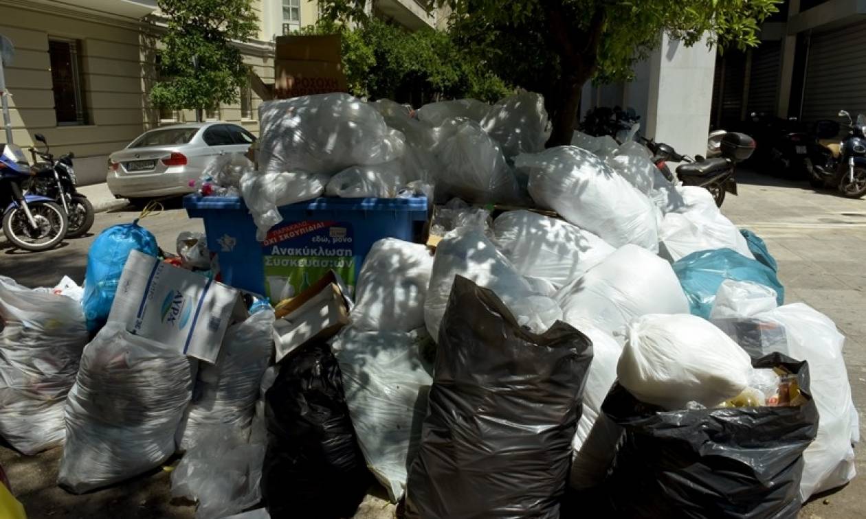 ΠΟΕ-ΟΤΑ: Στάση εργασίας και συγκέντρωση διαμαρτυρίας σήμερα εν μέσω «βουνών» από σκουπίδια