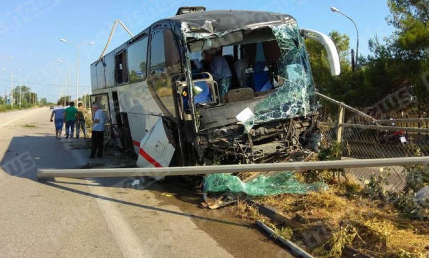 Σοκ στην Πάτρα: Λεωφορείο έσπειρε τον τρόμο (photos)