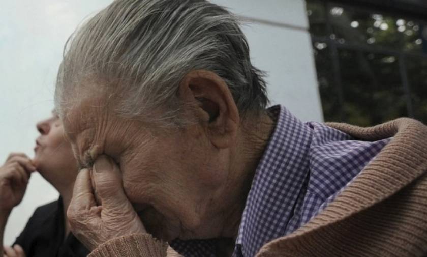 «Κλαίνε» οι συνταξιούχοι για τις... χαμένες τους επικουρικές - Ο Τσίπρας μοιράζει «ψίχουλα»