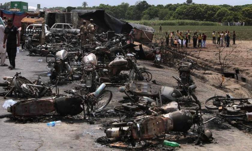 Τραγωδία στο Πακιστάν: Προσπάθησαν να πάρουν πετρέλαιο από το βυτιοφόρο και κάηκαν ζωντανοί