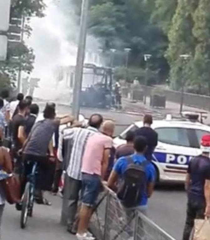Έκρηξη σε λεωφορείο στο Παρίσι (pics+vid)