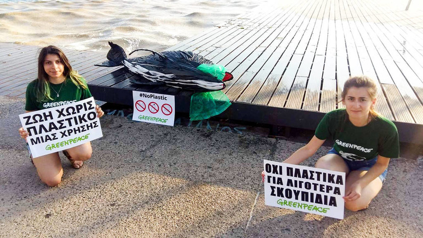 Θεσσαλονίκη: Ένα δελφίνι από ...πλαστικά «ξέβρασε» η θάλασσα στην παραλία της πόλης (pics)
