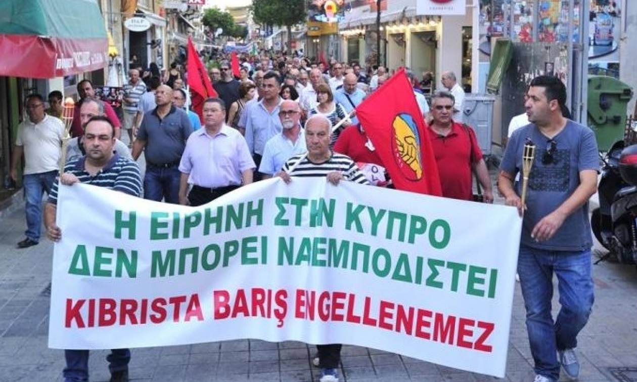 Διαδήλωση για την επανένωση της Κύπρου με σύνθημα: «Αναστασιάδη και Ακιντζί μην μας προδώσετε»