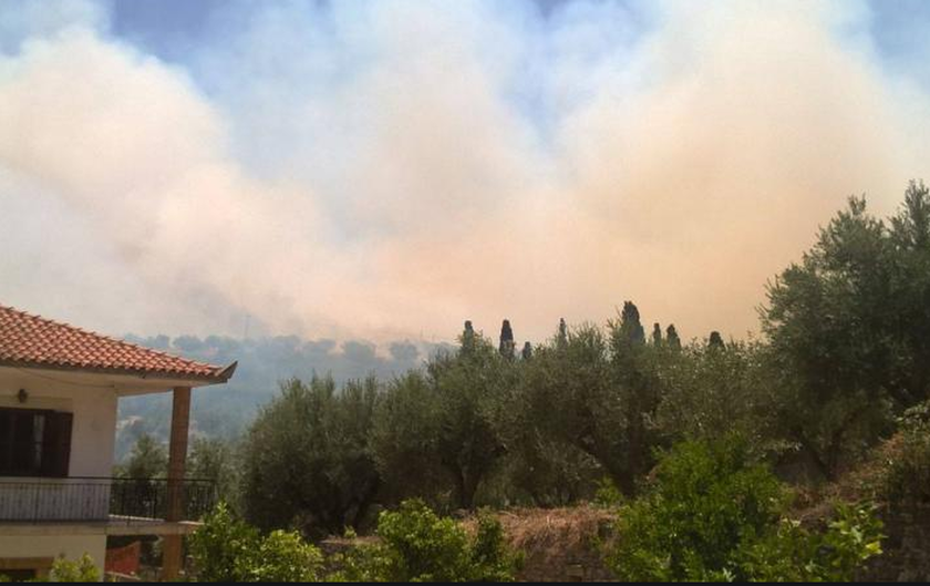 ΕΚΤΑΚΤΟ: Μεγάλη πυρκαγιά στην Κορώνη Μεσσηνίας – Στις αυλές σπιτιών οι φλόγες