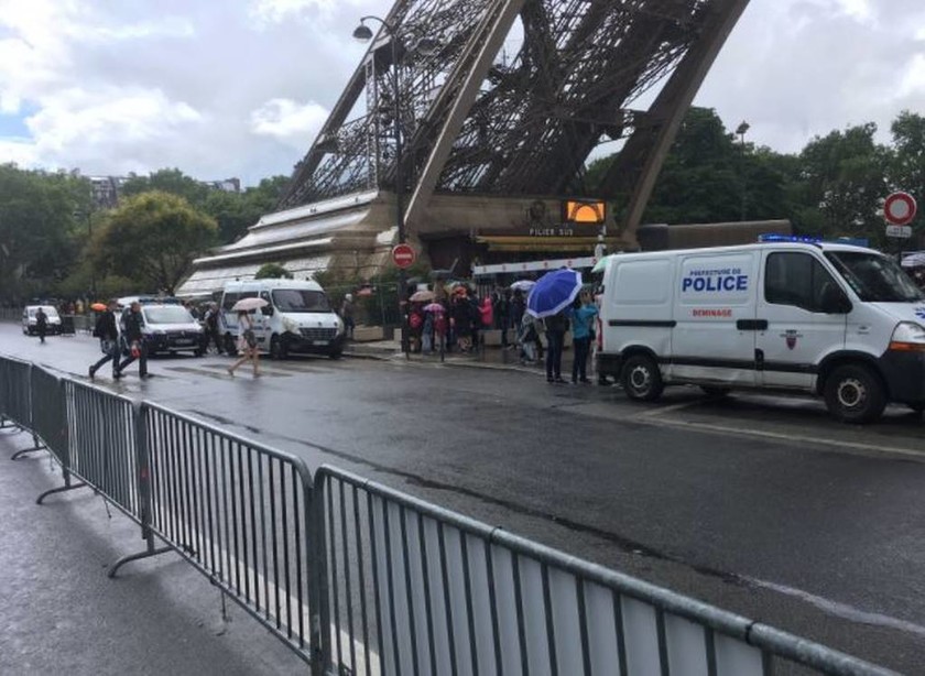 Συναγερμός στο Παρίσι: Εκκενώθηκε ο Πύργος του Άιφελ (pics)