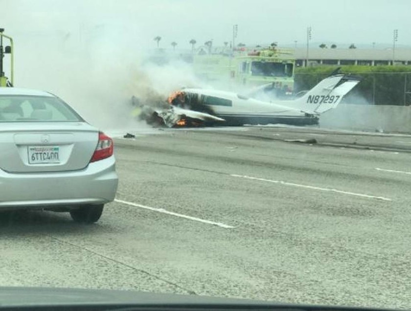 ΤΩΡΑ: Αεροπλάνο έπεσε σε αυτοκινητόδρομο της Καλιφόρνια (pics)