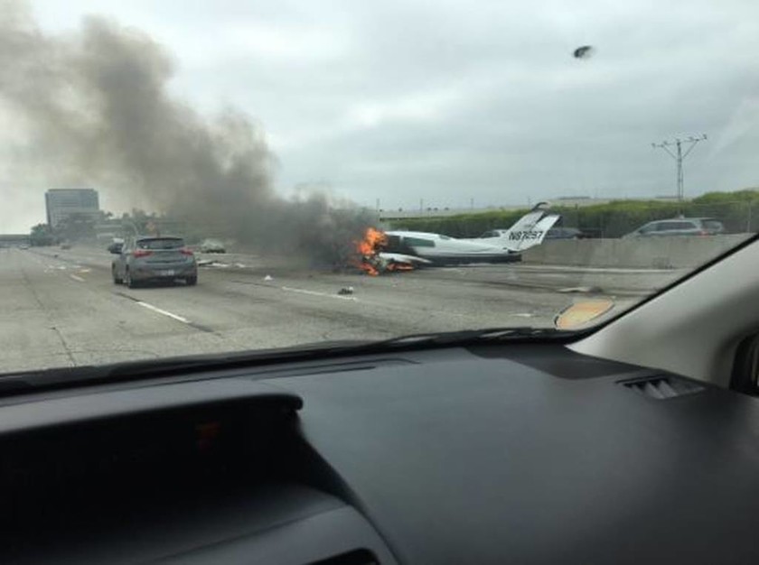ΤΩΡΑ: Αεροπλάνο έπεσε σε αυτοκινητόδρομο της Καλιφόρνια (pics)