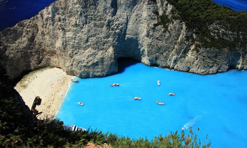 Guardian: Ρεκόρ για την Ελλάδα - Θα δεχτεί τρεις φορές τον πληθυσμό της σε τουρίστες!