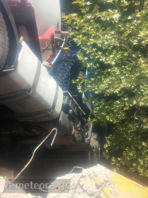 Παραλίγο τραγωδία στη Καλαμπάκα: Βυτιοφόρο «κρεμάστηκε» σε γέφυρα! (pics)