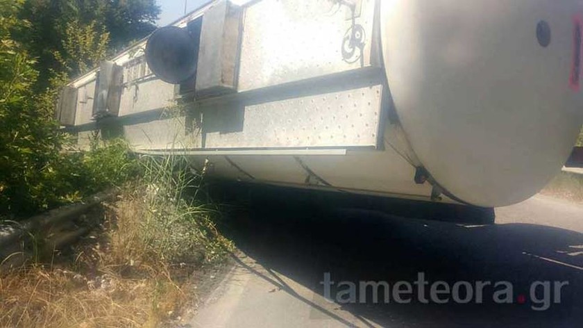 Παραλίγο τραγωδία στη Καλαμπάκα: Βυτιοφόρο «κρεμάστηκε» σε γέφυρα! (pics)