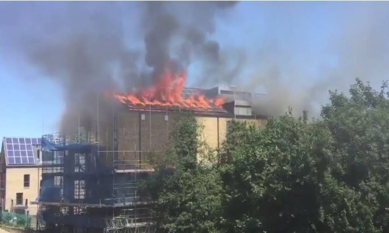 Συναγερμός στη Βρετανία: Νέα πυρκαγιά κατακαίει συγκρότημα κατοικιών - Δείτε βίντεο