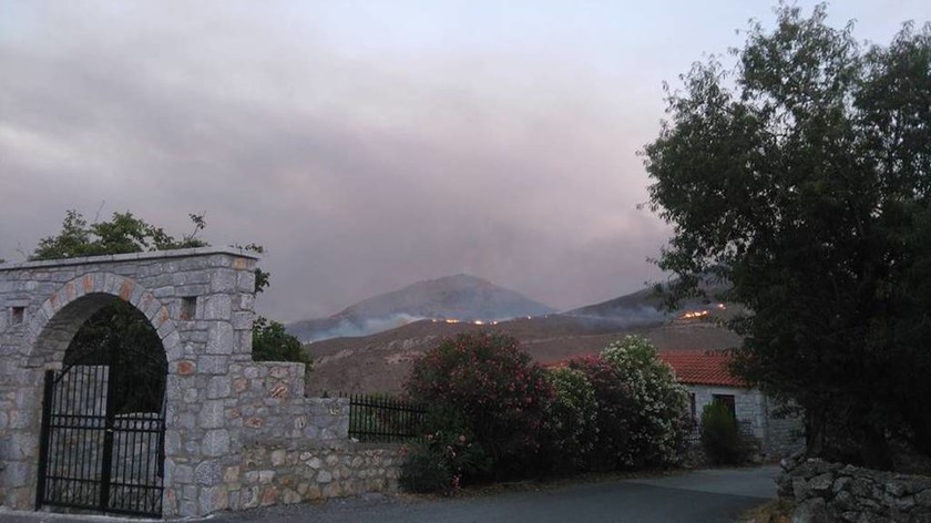 Αναζωπυρώθηκε η φωτιά στη Λακωνία: Οι φλόγες «έζωσαν» τον Κότρωνα 