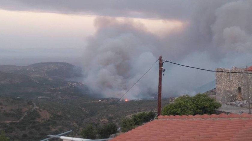 Αναζωπυρώθηκε η φωτιά στη Λακωνία: Οι φλόγες «έζωσαν» τον Κότρωνα 