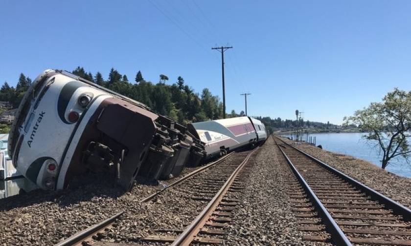 ΗΠΑ: Εκτροχιασμός τρένου της Amtrak με πολλούς τραυματίες (pics)
