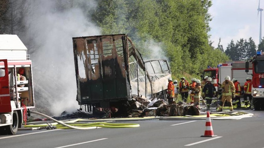Τραγωδία στη Γερμανία: Ανατράπηκε λεωφορείο - Τουλάχιστον 17 αγνοούμενοι (Pics)