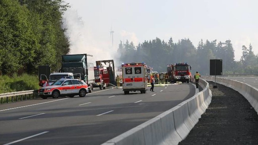 Τραγωδία στη Γερμανία: Ανατράπηκε λεωφορείο - Τουλάχιστον 17 αγνοούμενοι (Pics)