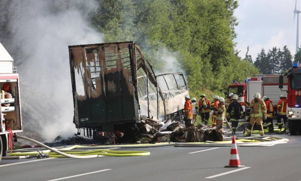 Πολύνεκρο τροχαίο με λεωφορείο στη Γερμανία: Οι 18 αγνοούμενοι είναι «πιθανόν» όλοι νεκροί
