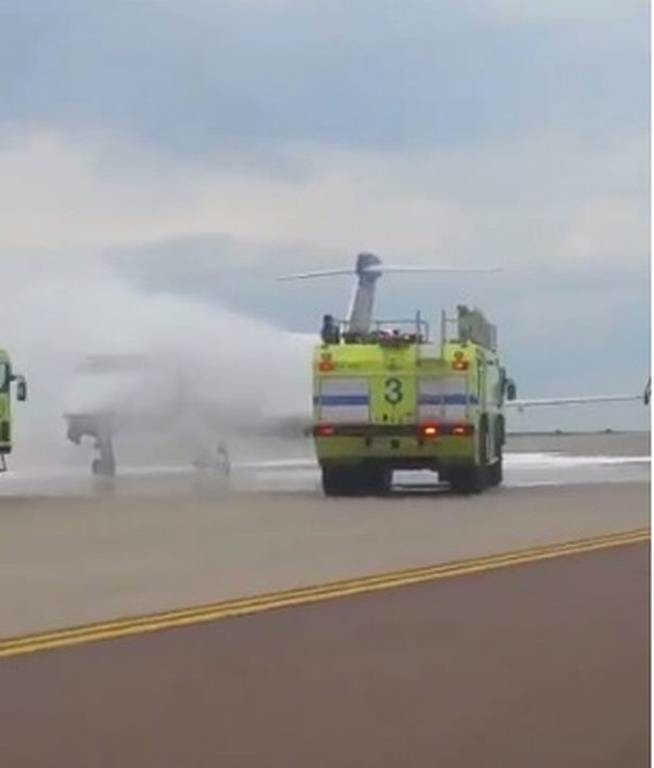 Πανικός στον αέρα: Αεροσκάφος προσγειώθηκε με φωτιά στον κινητήρα (pics+vid)