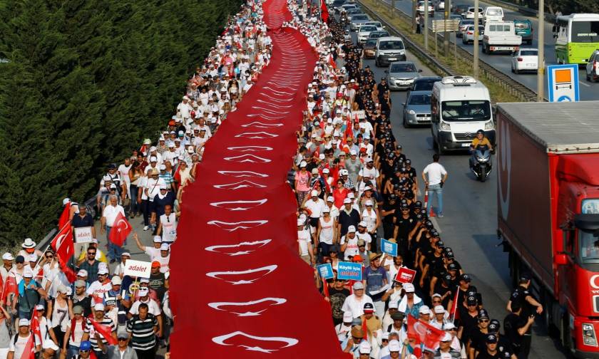 Τουρκία: Γιατί ο Ερντογάν φοβάται τόσο πολύ την «Πορεία για τη δικαιοσύνη»; (Pics+Vid)