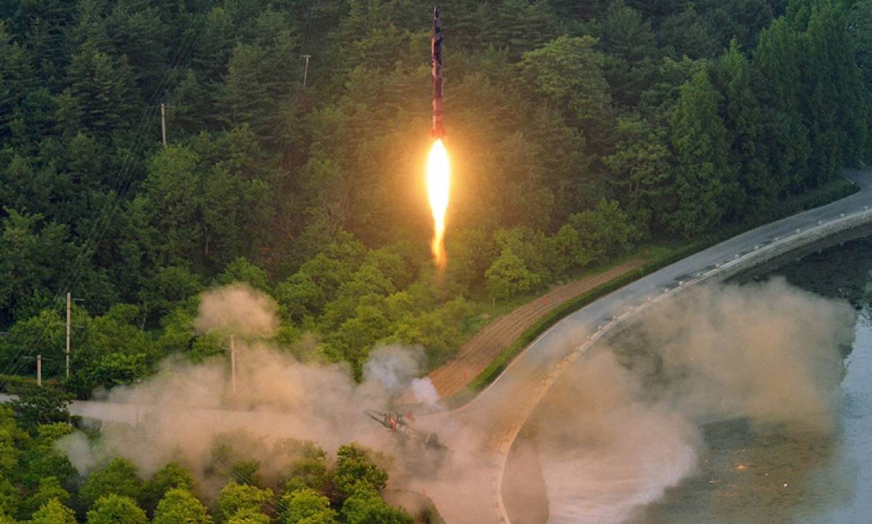 Πυρηνικός τρόμος από τον νέο πύραυλο της Βόρειας Κορέας (Vid)
