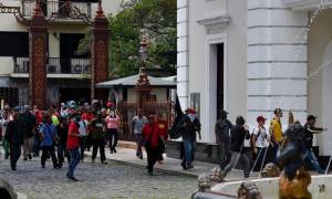 Βενεζουέλα: Αιματηρή εισβολή οπαδών του Μαδούρο στο κοινοβούλιο (pics)