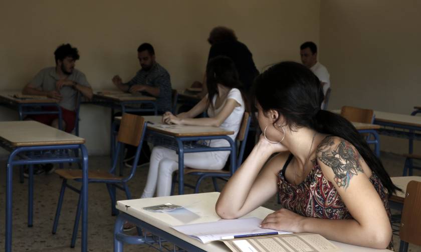 Το απόλυτο αλαλούμ: Δεν καταργούνται οι Πανελλήνιες, αλλά οι ενδοσχολικές εξετάσεις
