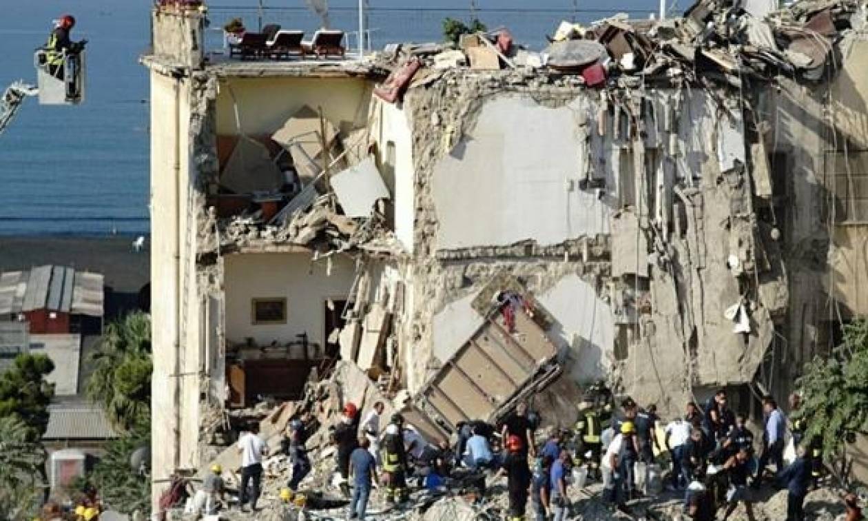 Εικόνες Σοκ - Ιταλία: Κατέρρευσε πολυκατοικία στη Νάπολη - 7 αγνοούμενοι (pics+vids)