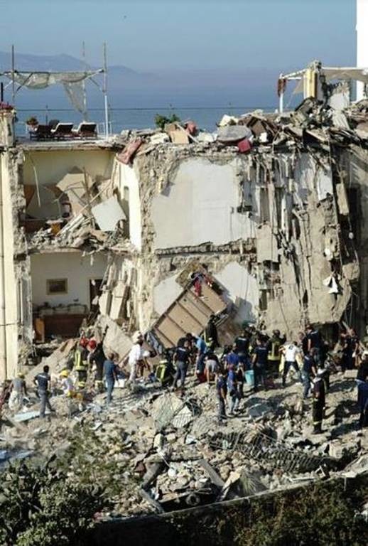 Εικόνες Σοκ - Ιταλία: Κατέρρευσε πολυκατοικία στη Νάπολη - 8 αγνοούμενοι (pics+vids)
