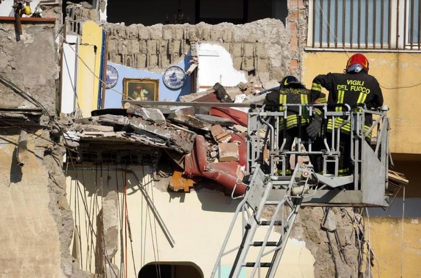Εικόνες Σοκ - Ιταλία: Κατέρρευσε πολυκατοικία στη Νάπολη - 8 αγνοούμενοι (pics+vids)