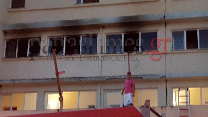 Αίγιο: Εγκλωβισμένοι και τραυματίες σε ξενοδοχείο που έχει πάρει φωτιά