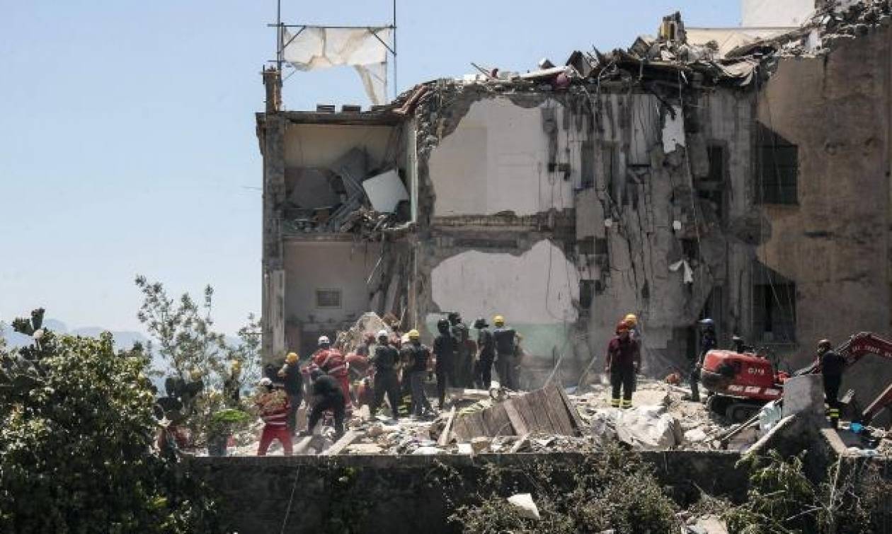 Θρήνος στη Νάπολη: Και τρίτη σορός εντοπίστηκε στα συντρίμμια του κτηρίου που κατέρρευσε