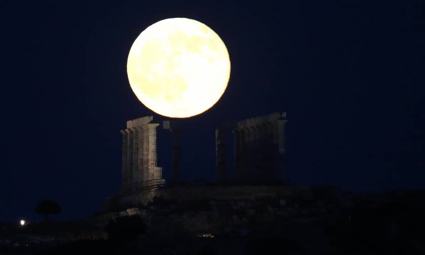 Όταν η Πανσέληνος «λούζει» με το φως της το ναό του Ποσειδώνα