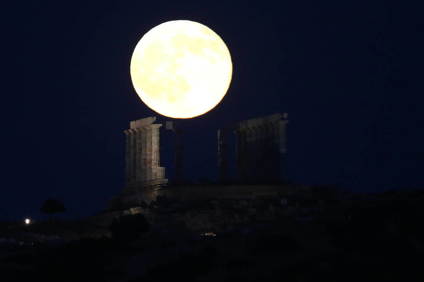 Όταν η Πανσέληνος «λούζει» με το φως της το ναό του Ποσειδώνα