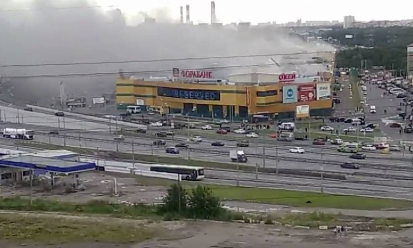 Μεγάλη φωτιά σε εμπορικό κέντρο στη Μόσχα - Τουλάχιστον 14 τραυματίες (vids)