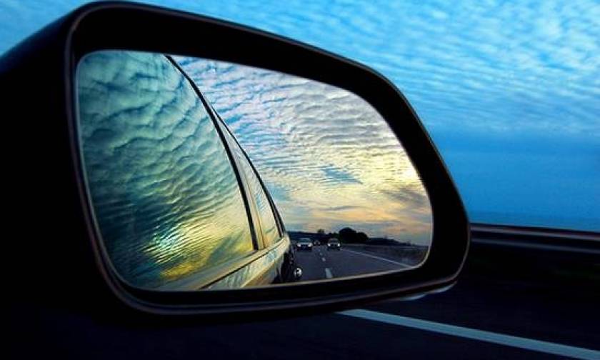 Κρήτη: Κοίταξε τον καθρέφτη του αυτοκινήτου του και παραλίγο να τρακάρει (photos)