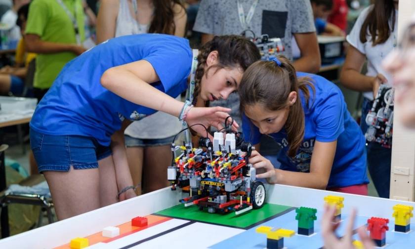 Έλληνες μαθητές σχεδιάζουν τις πιο εξελιγμένες ρομποτικές κατασκευές με τη στήριξη της COSMOTE