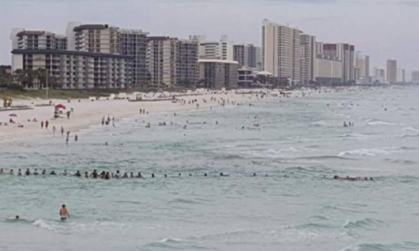 Συγκλονιστικό: Σχημάτισαν ανθρώπινη αλυσίδα στην παραλία για να σωθεί οικογένεια που πνιγόταν