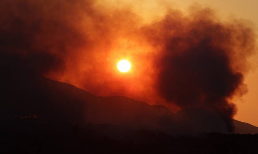 Ζάκυνθος: Εκτός ελέγχου η φωτιά - Στάχτη περισσότερα από 1.000 στρέμματα