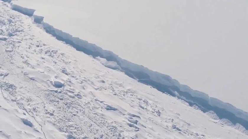 Συναγερμός στην Ανταρκτική: Αποκόπηκε ένα από τα μεγαλύτερα παγόβουνα που έχουν καταγραφεί ποτέ