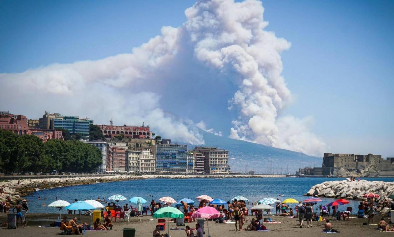 Πανικός στη Νάπολη: Στις φλόγες ο Βεζούβιος (pics+vids)