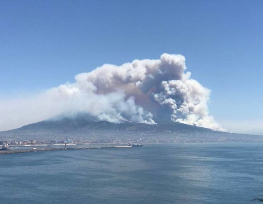Πανικός στη Νάπολη: Στις φλόγες ο Βεζούβιος (pics+vids)