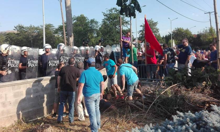 Κοζάνη - Ένταση κατά την επίσκεψη Τσίπρα: Συμπλοκές μεταξύ αστυνομικών και διαδηλωτών (pics+vid)